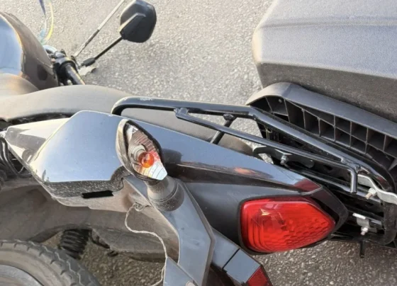Colisão entre carro e moto é registrada em rotatória de Pedro Leopoldo