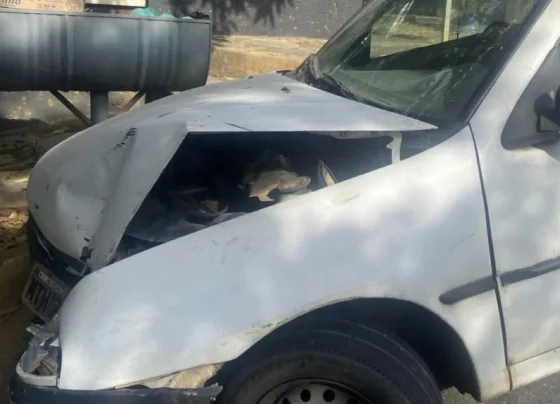 Colisão entre dois carros é registrada em rua de Pedro Leopoldo