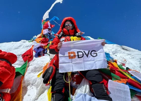 DVG Grupo celebra 10 anos com legado no montanhismo e bandeira no Everest