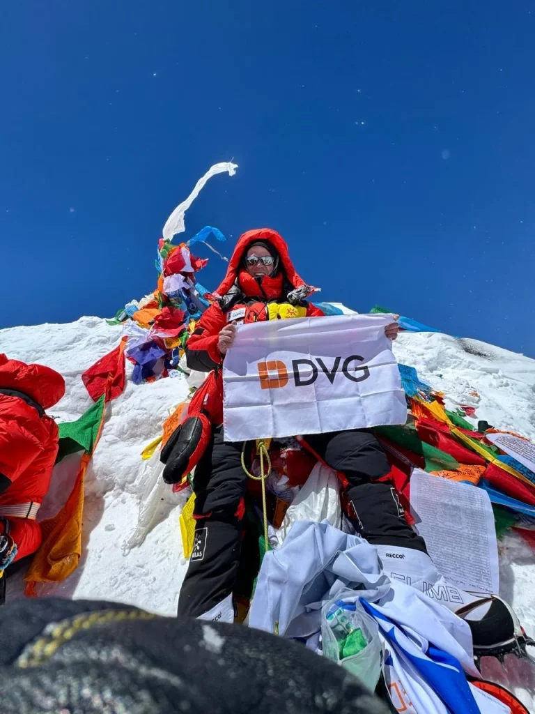 DVG Grupo celebra 10 anos com legado no montanhismo e bandeira no Everest