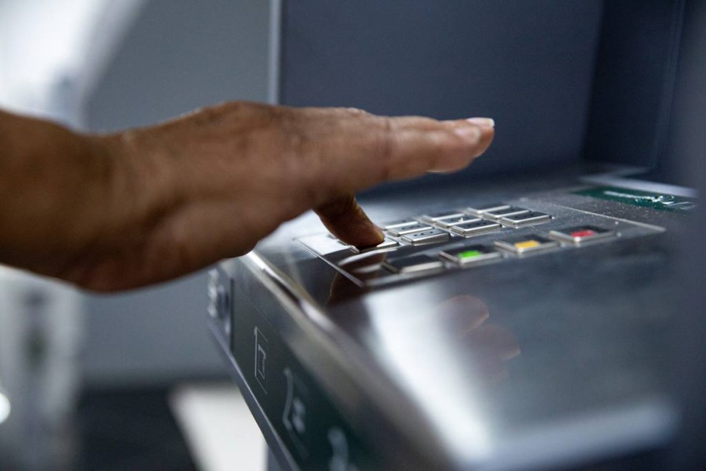 Homem é furtado dentro de banco após saque em caixa eletrônico em Sete Lagoas