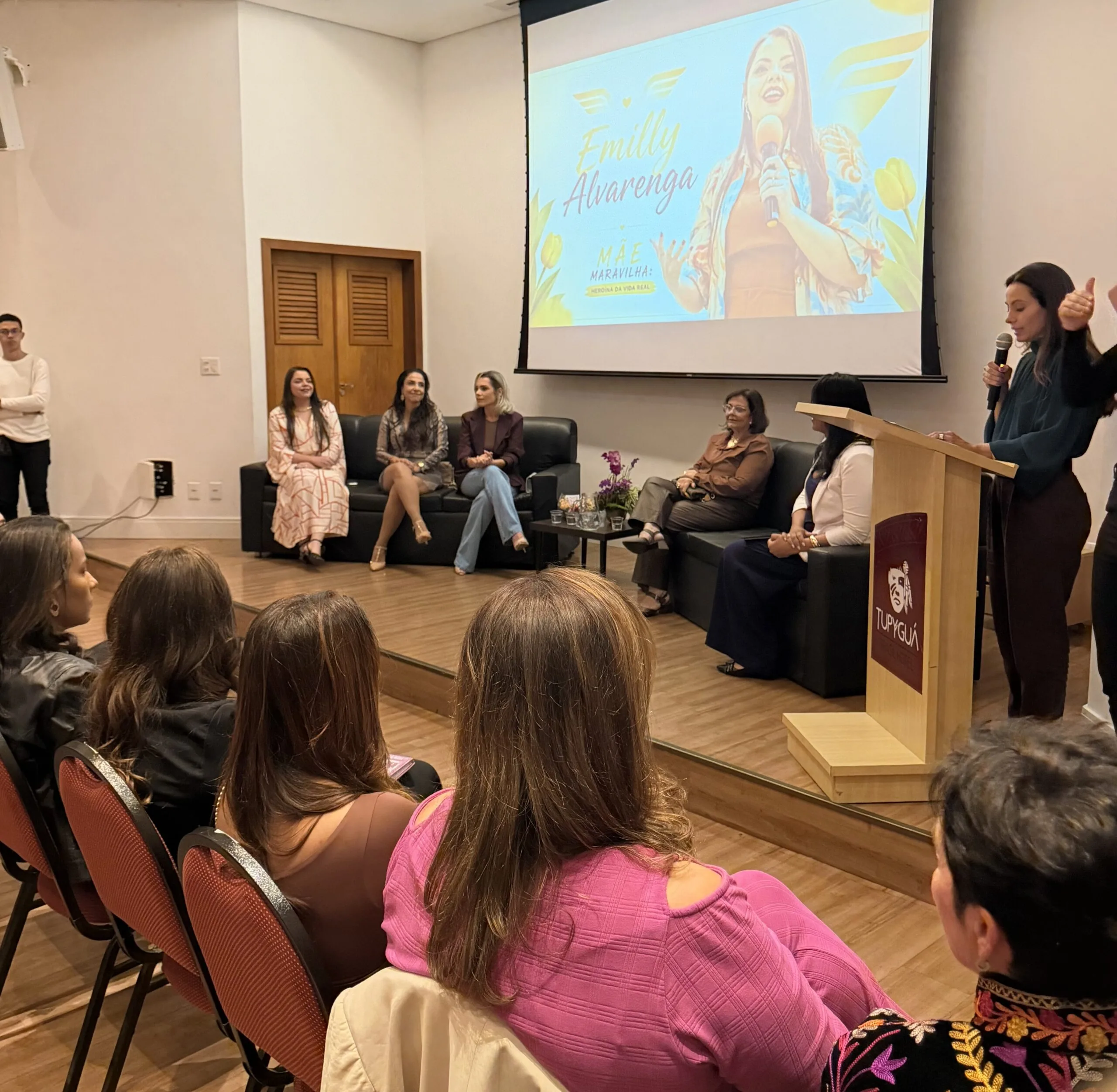 “Mãe Maravilha: Heroína da Vida Real” promoveu noite de acolhimento, força feminina e conversas necessárias em Pedro Leopoldo
