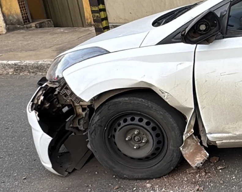 Motociclista fica ferido após bater em carro de aplicativo em Matozinhos