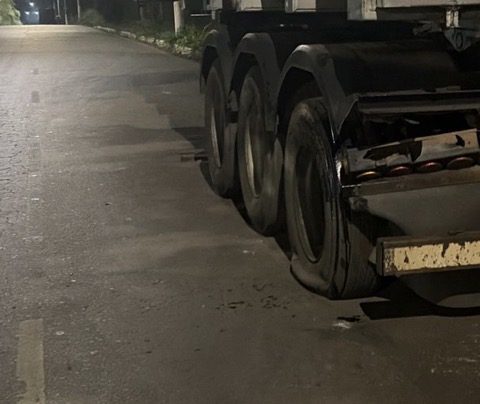 Motociclista fica ferido após bater em semirreboque estacionado em Sete Lagoas