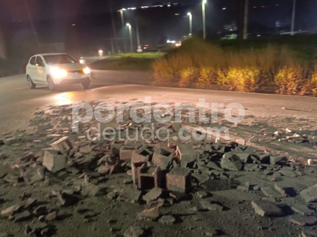 Motociclista sofre acidente após atingir blocos de concreto no trevo da CSN, em Pedro Leopoldo