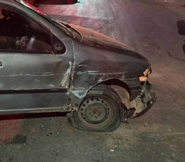 Motorista bate em caminhão estacionado durante a madrugada em Matozinhos