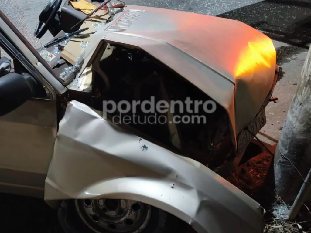 Motorista fica ferido após bater carro em poste durante a madrugada em Sete Lagoas
