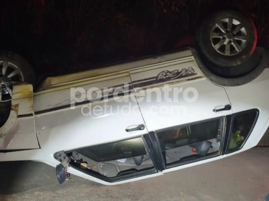 Motorista fica ferido após capotar carro em estrada de Pedro Leopoldo