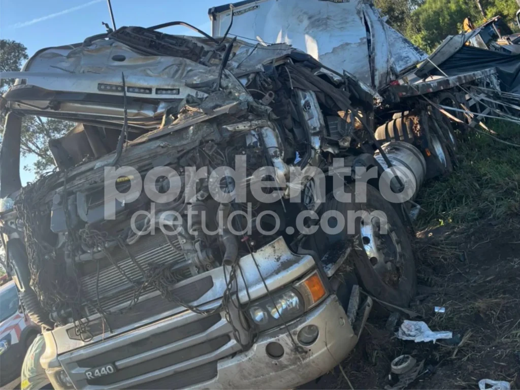 Motorista morto após tombamento de carreta é removido das ferragens na BR-040; veículo saiu de São José da Lapa