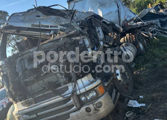 Motorista morto após tombamento de carreta é removido das ferragens na BR-040; veículo saiu de São José da Lapa