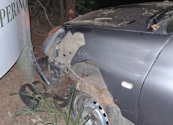 Motorista perde controle ao tentar desviar de animal e bate em cerca em Sete Lagoas