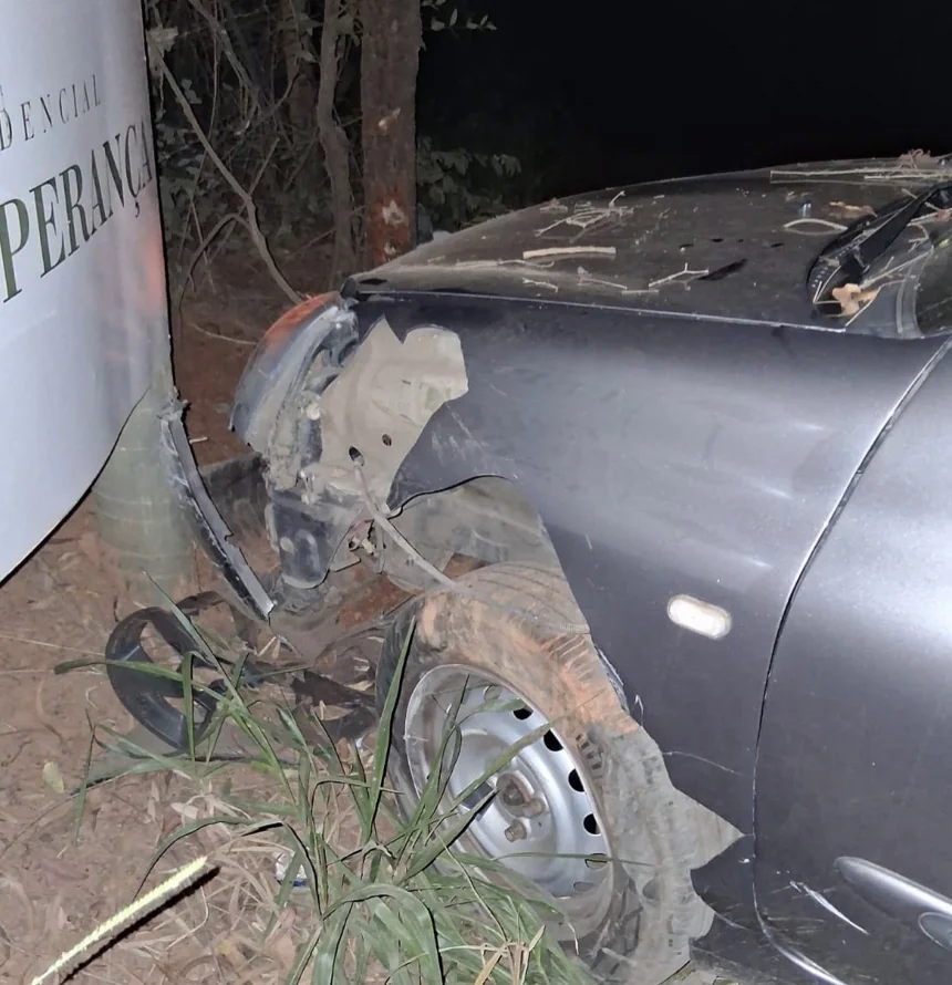 Motorista perde controle ao tentar desviar de animal e bate em cerca em Sete Lagoas