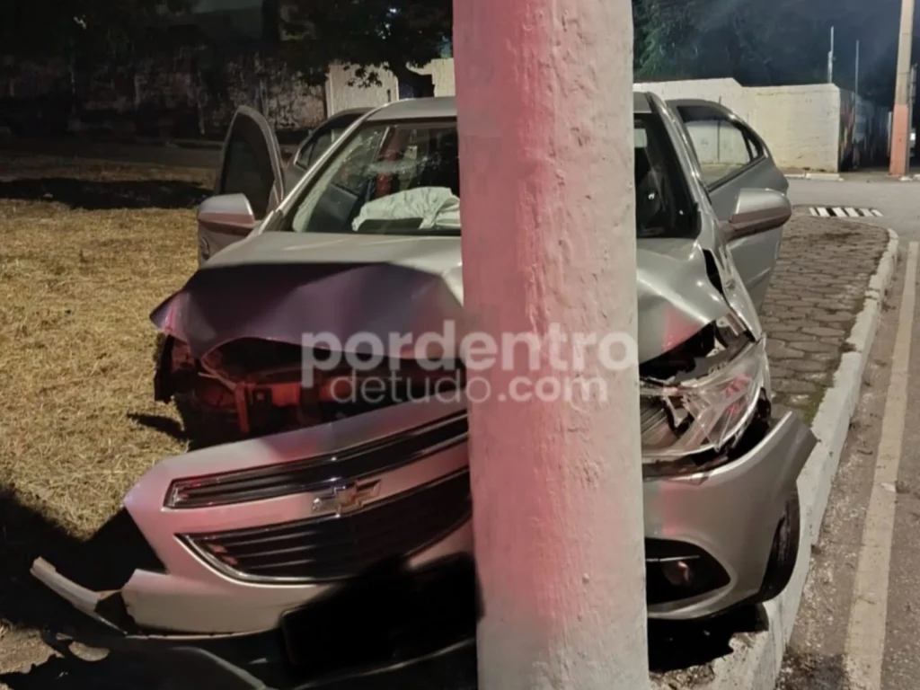 Motorista perde controle, derrapa e bate em poste durante a madrugada em Sete Lagoas