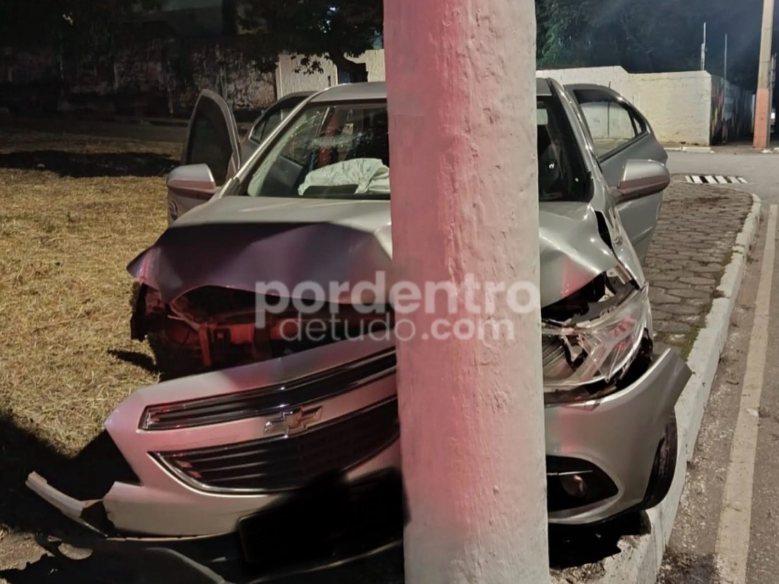 Motorista perde controle, derrapa e bate em poste durante a madrugada em Sete Lagoas