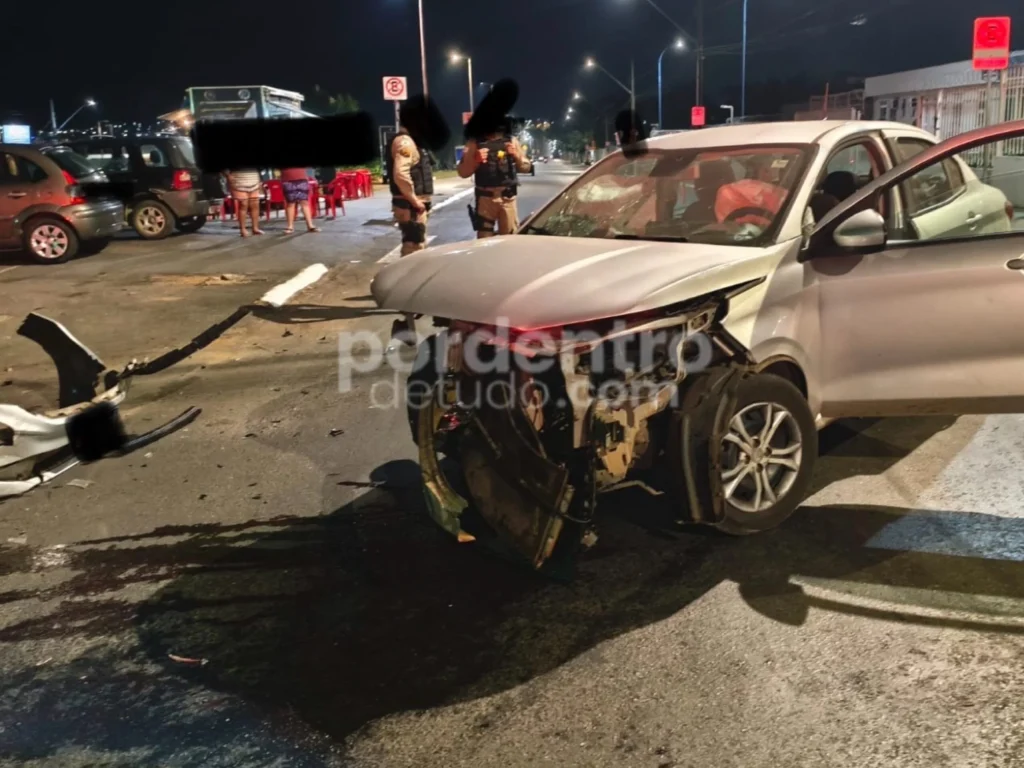 Motorista provoca grave acidente, atinge motociclista e derruba poste em Sete Lagoas