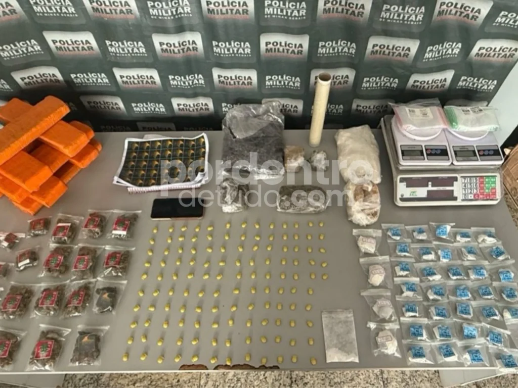 PM apreende 125 comprimidos de ecstasy e barras de maconha em casa com crianças em Sete Lagoas