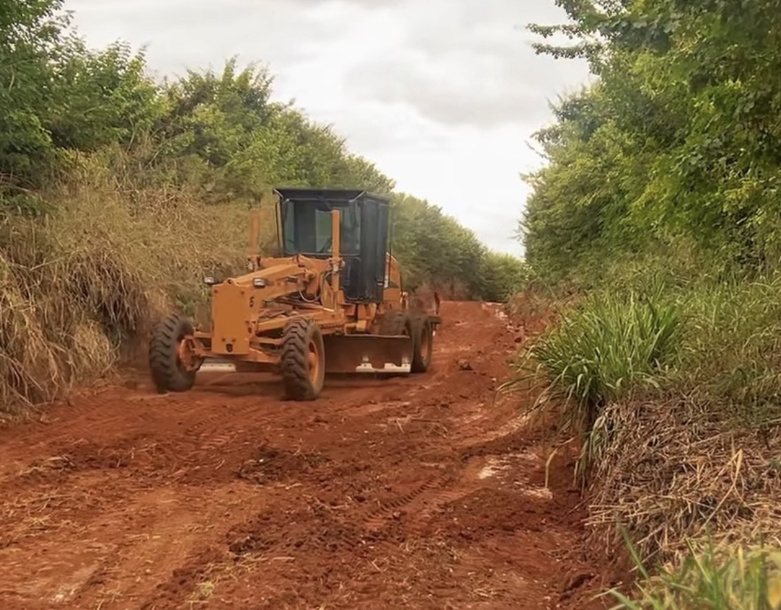 Prefeitura intensifica patrolamento e manutenção de estradas em Mocambeiro Matozinhos