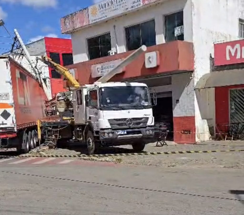Previsão de retorno da energia é às 18h após carreta derrubar poste e romper fios de alta tensão em Matozinhos