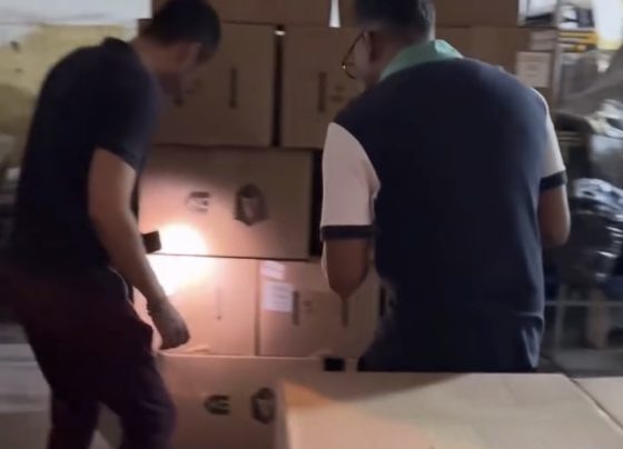 Uniformes escolares chegam, mas erro da empresa impede início das entregas em Pedro Leopoldo