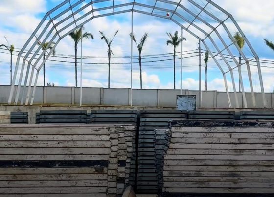 VÍDEO: Pedro Leopoldo Rodeio Show 2026 inicia montagem da megaestrutura do evento