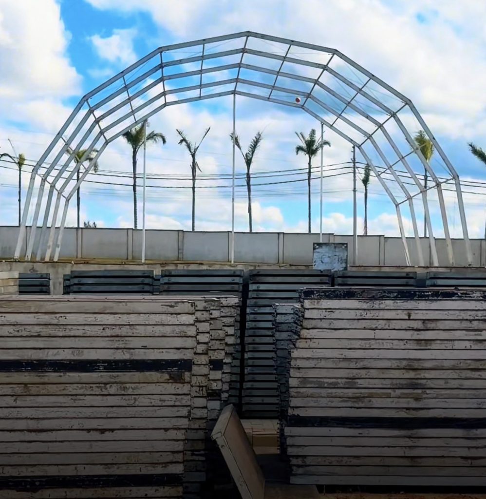 VÍDEO: Pedro Leopoldo Rodeio Show 2026 inicia montagem da megaestrutura do evento