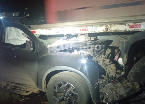 ATUALIZAÇÃO: Caminhonete bate em carreta parada na MG-424 e motorista fica ferido em Pedro Leopoldo