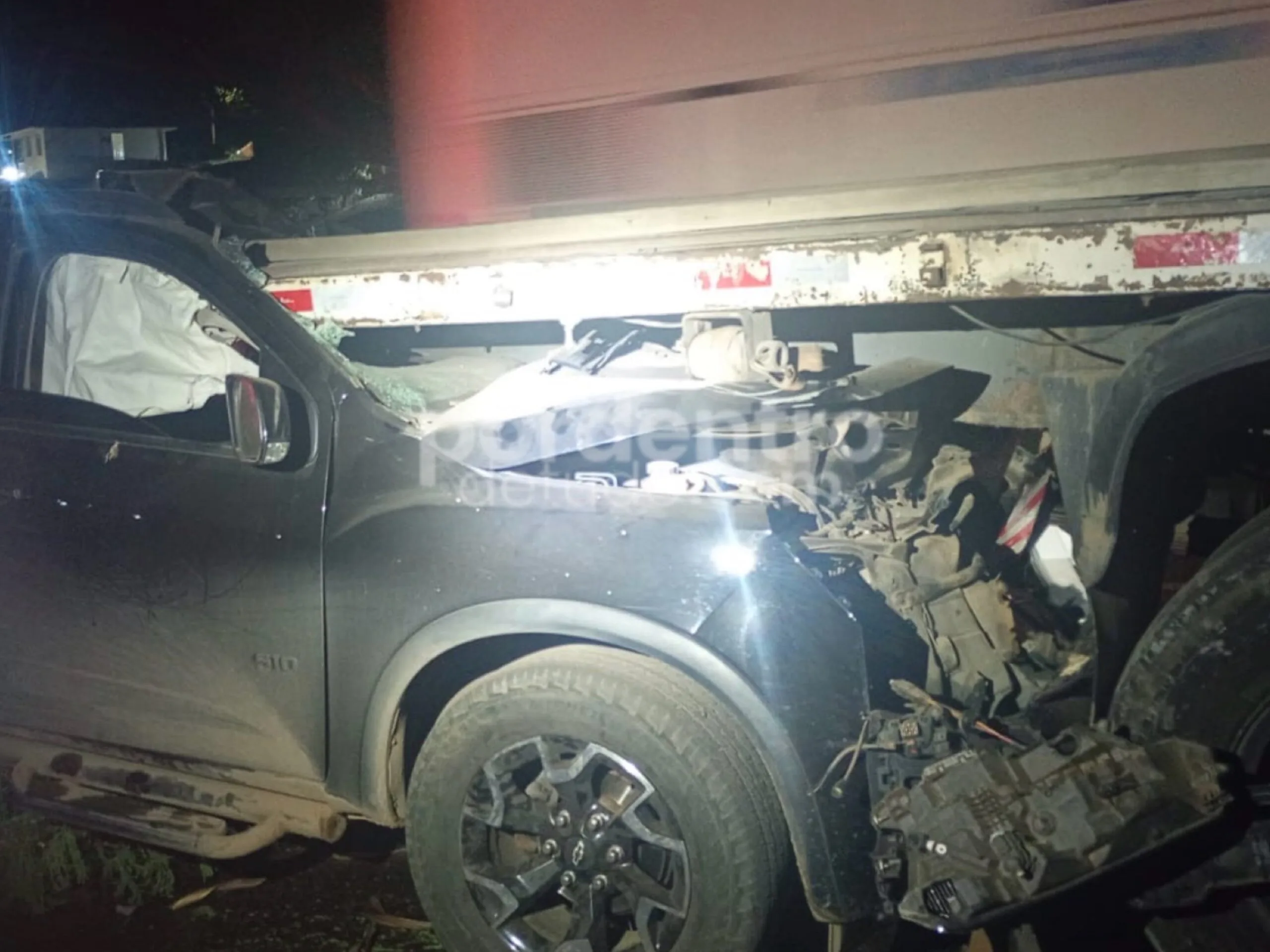ATUALIZAÇÃO: Caminhonete bate em carreta parada na MG-424 e motorista fica ferido em Pedro Leopoldo