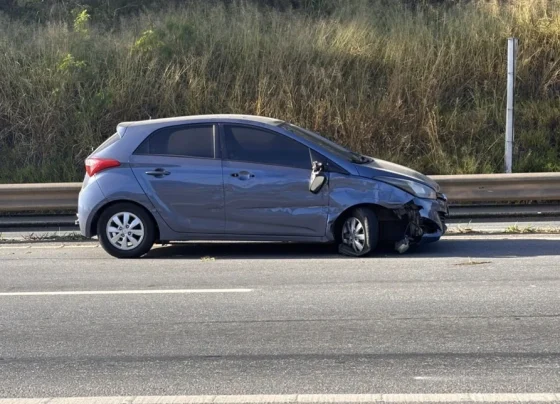 Acidente deixa dois carros danificados na MG-424