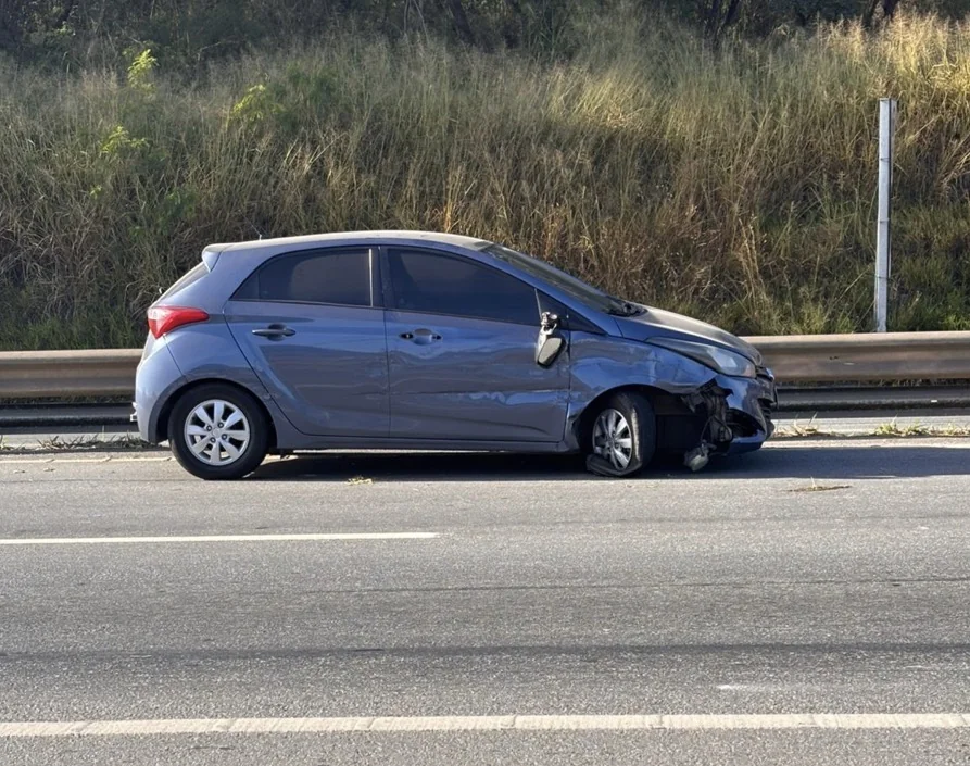 Acidente deixa dois carros danificados na MG-424