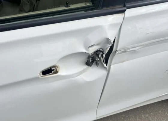 BMW estacionada é atingida por caminhão no Distrito Industrial de Matozinhos