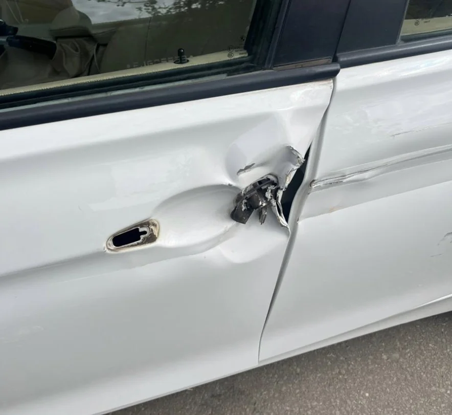 BMW estacionada é atingida por caminhão no Distrito Industrial de Matozinhos