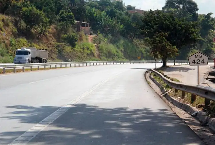 Carreta é denunciada por direção perigosa na MG-424 em Pedro Leopoldo