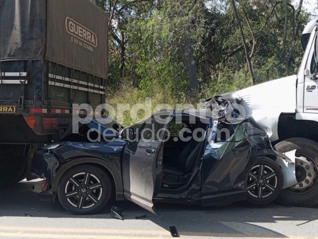 Carro é prensado entre duas carretas em grave acidente na MG-424, em Matozinhos