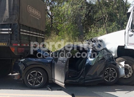 Carro é prensado entre duas carretas em grave acidente na MG-424, em Matozinhos