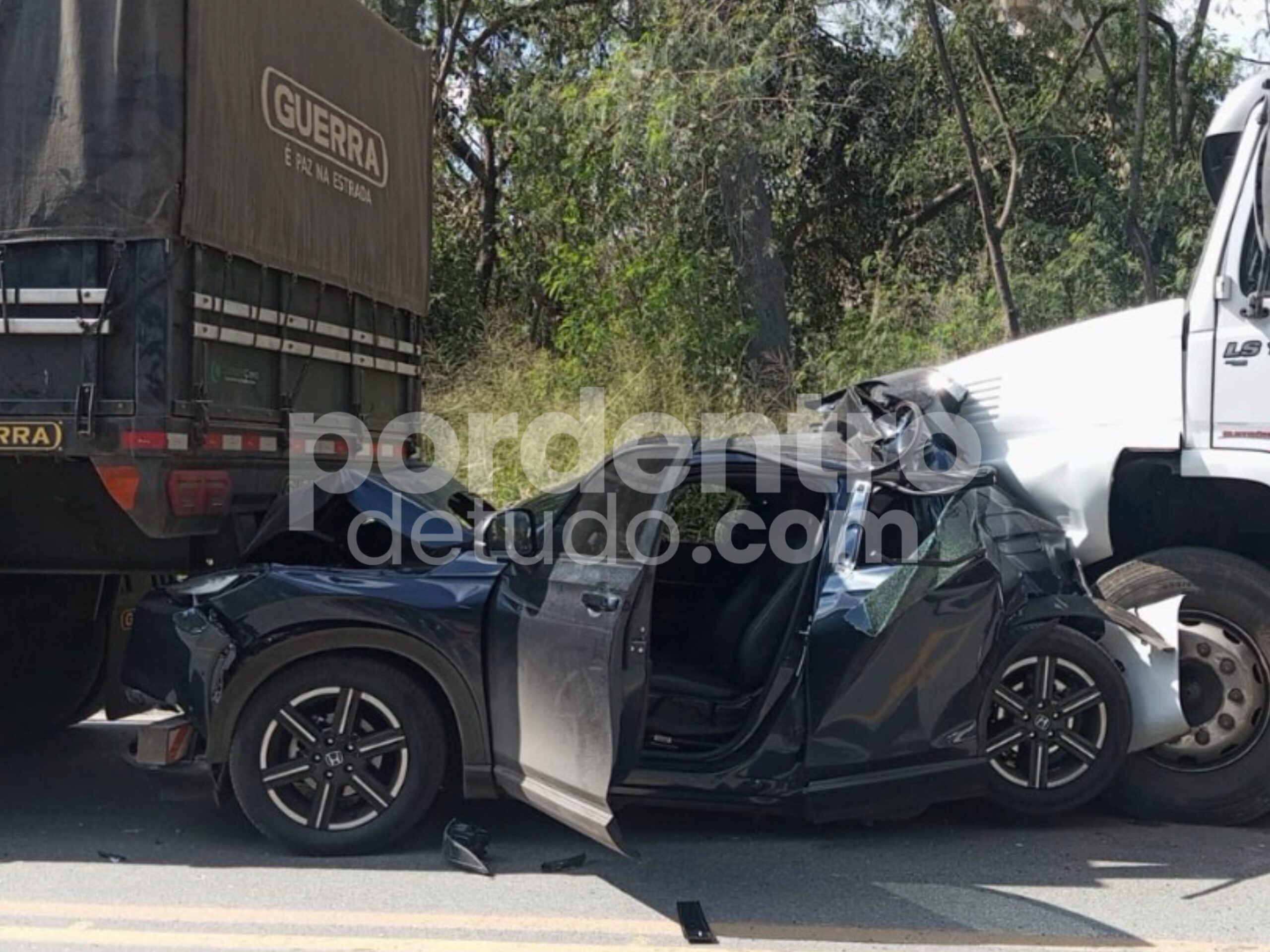 Carro é prensado entre duas carretas em grave acidente na MG-424, em Matozinhos