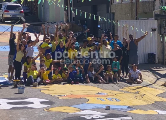 Decoração de rua para a Copa emociona moradores e promove reencontro de gerações em Pedro Leopoldo
