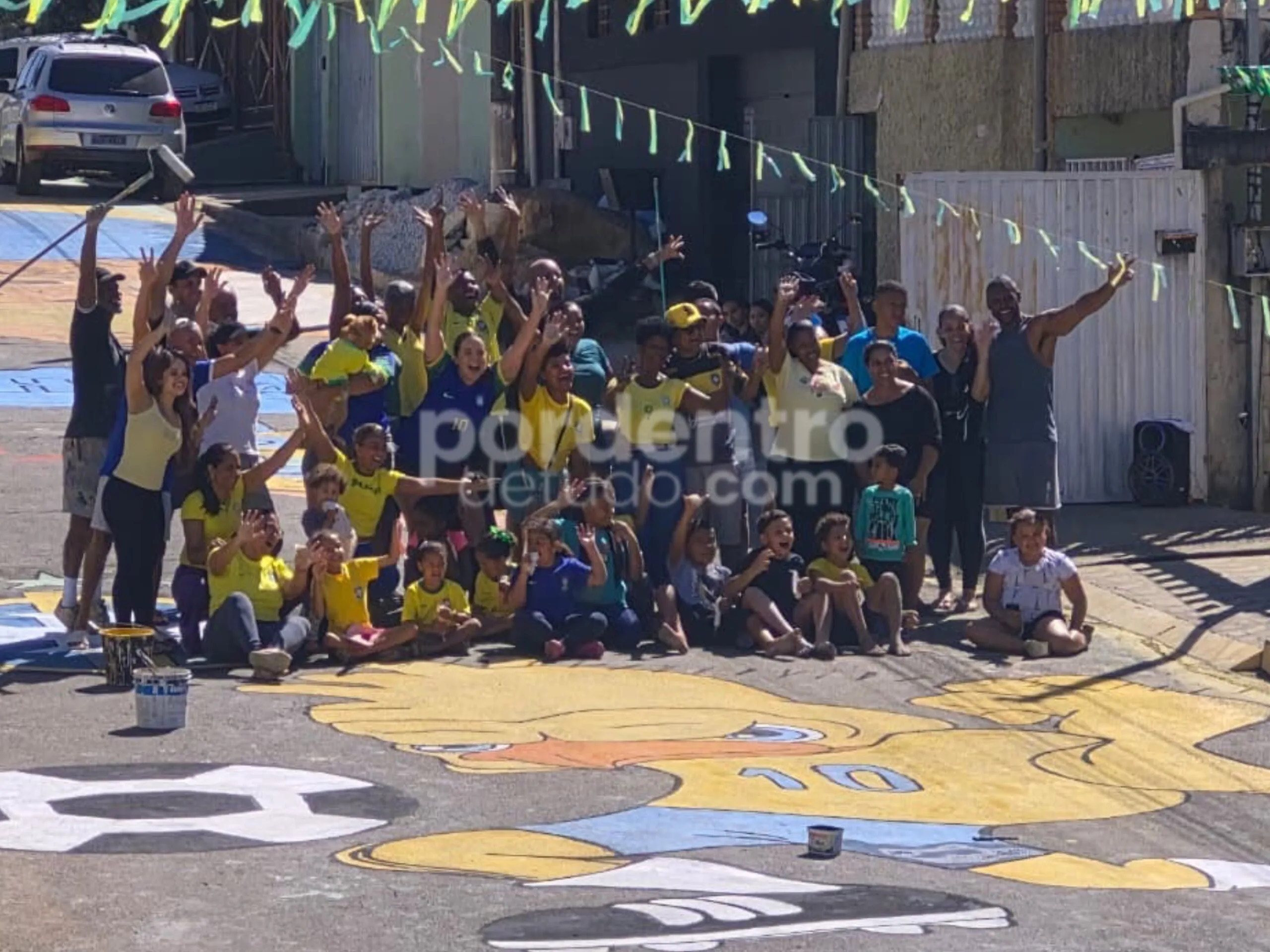 Decoração de rua para a Copa emociona moradores e promove reencontro de gerações em Pedro Leopoldo
