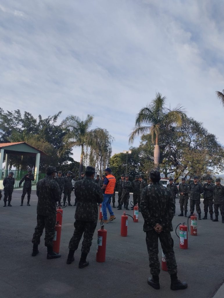 Defesa Civil de Matozinhos ministra palestra no Tiro de Guerra 04-003 sobre prevenção e resposta a desastres
