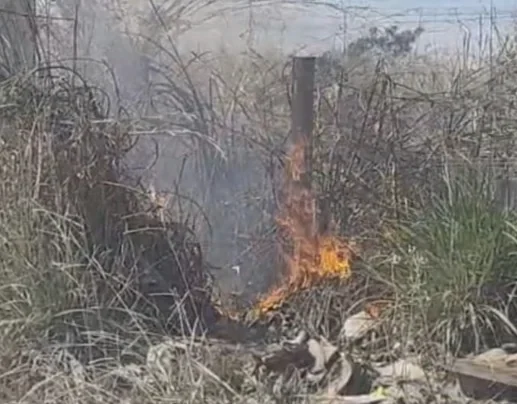 Dois homens são presos após ligação clandestina de energia e incêndio em área de ocupação irregular em Sete Lagoas