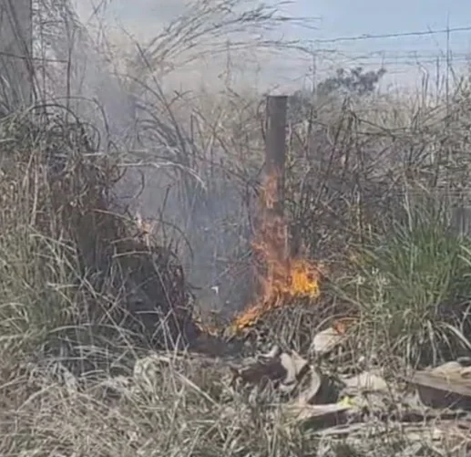 Dois homens são presos após ligação clandestina de energia e incêndio em área de ocupação irregular em Sete Lagoas