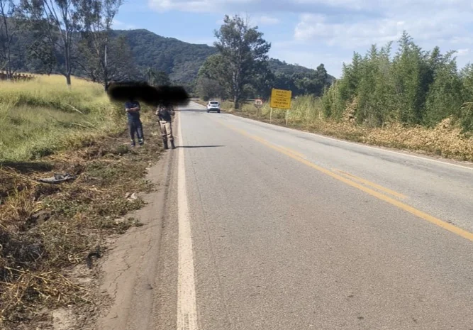 Idoso perde controle do carro e sai da pista na MG-238