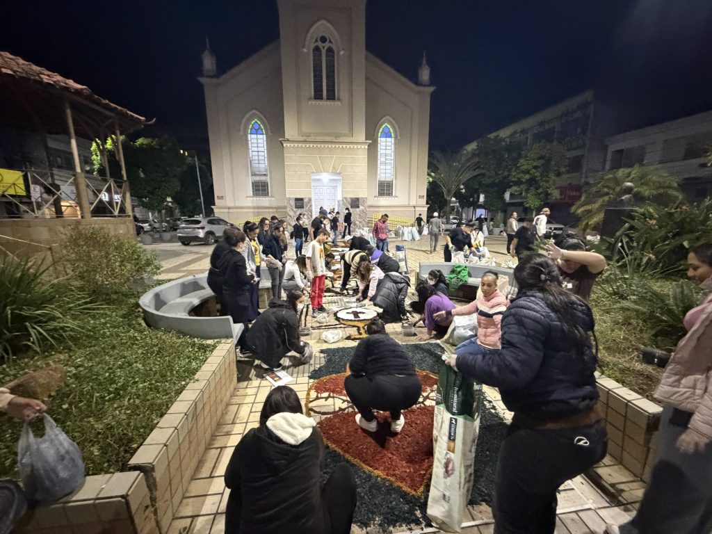 Jovens se unem na confecção dos tapetes para Corpus Christi em Pedro Leopoldo