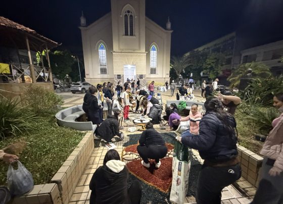Jovens se unem na confecção dos tapetes para Corpus Christi em Pedro Leopoldo