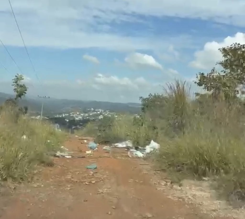 Morador mostra contraste em rua de Pedro Leopoldo e cobra providências; Prefeitura promete ampliar fiscalização