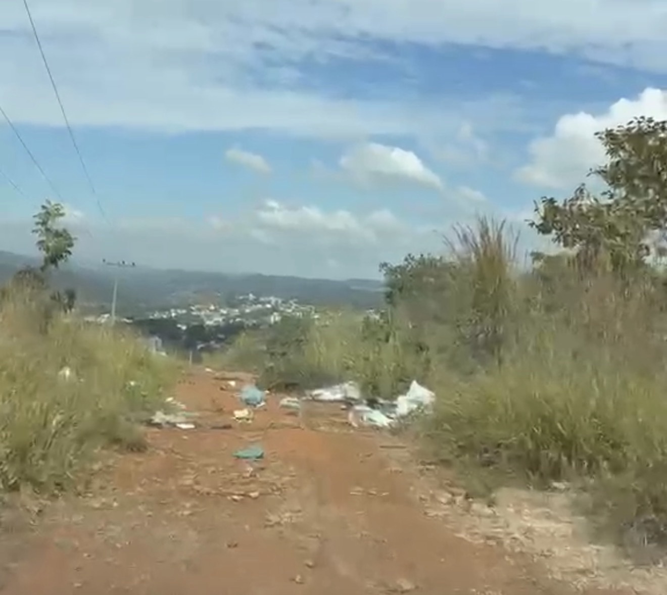 Morador mostra contraste em rua de Pedro Leopoldo e cobra providências; Prefeitura promete ampliar fiscalização