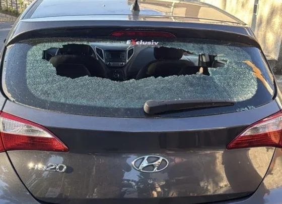 Moradora encontra carro danificado duas vezes em frente de casa em Pedro Leopoldo