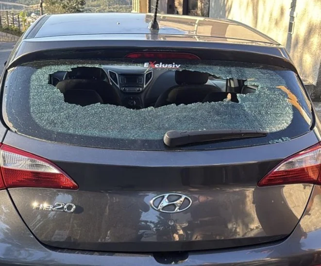 Moradora encontra carro danificado duas vezes em frente de casa em Pedro Leopoldo