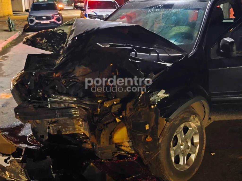 Motorista bate em carro estacionado e derruba muro em Sete Lagoas