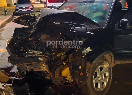 Motorista bate em carro estacionado e derruba muro em Sete Lagoas
