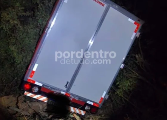 Motorista desvia de motociclista fazendo manobras perigosas e veículo sai da pista em Pedro Leopoldo
